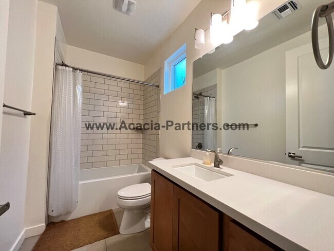 Building Photo - Four Bedroom Home in the Gated Sam Hughes neighborhood.