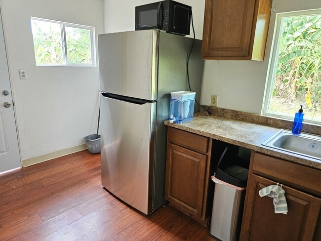 Building Photo - 2 Bed / 1 Bath Apartment with 2 driveway P...