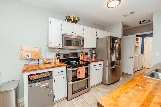 Building Photo - 425 Whirlaway Ct