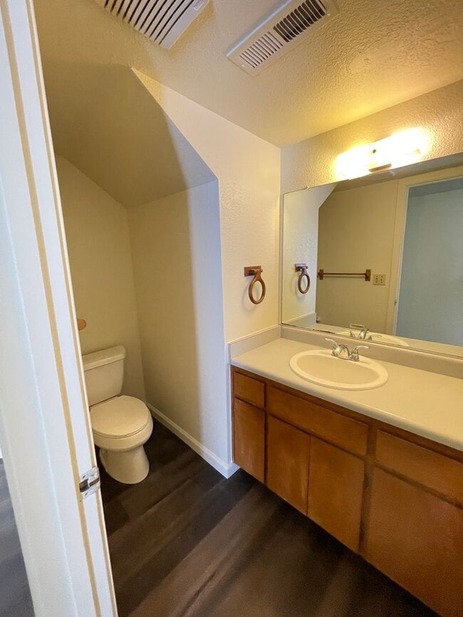 Building Photo - 814 Almond St