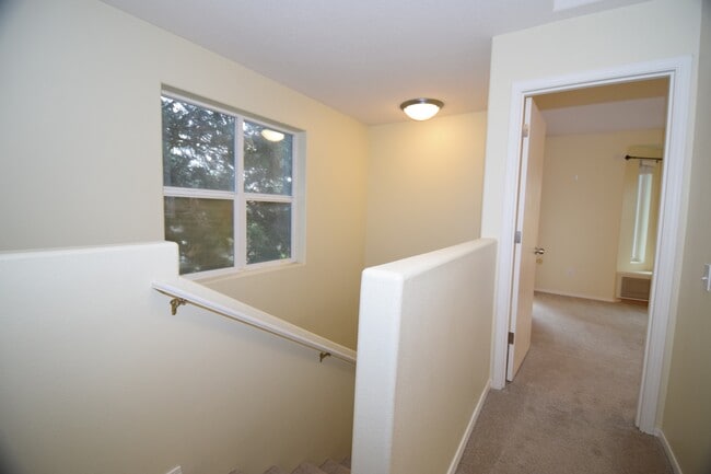 Building Photo - 232 NE 76th Ave