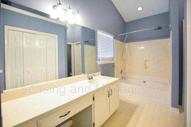 Building Photo - 606 Portico Park