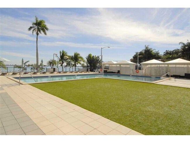 Building Photo - 600 NE 36th St
