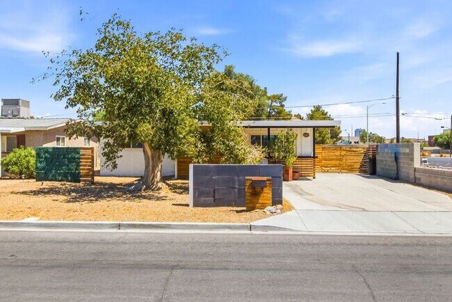 Building Photo - Remodeled 2 Bedroom Home with Charming Outdoor Space