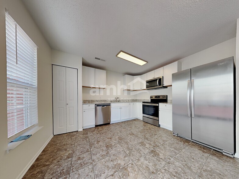 Building Photo - 12907 Old Glory Dr