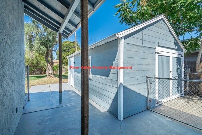 Building Photo - Move in Special, Adorable remodeled Cottage, 3+2, CHA, Garage, fenced yard, close to Christian Br...
