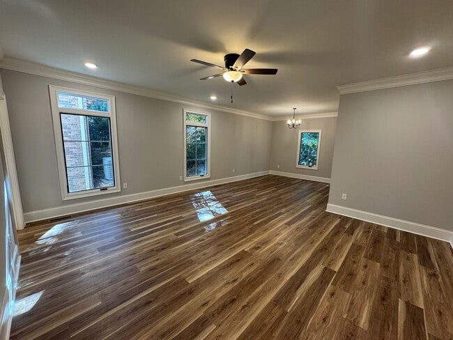 Building Photo - Grandeur Brick 4/3.5 with Bonus Room in Th...