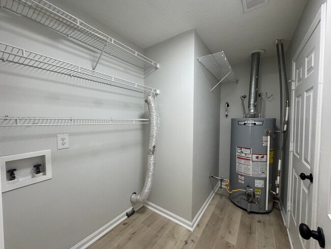 Building Photo - 3bed/2bath+Garage GSO!!