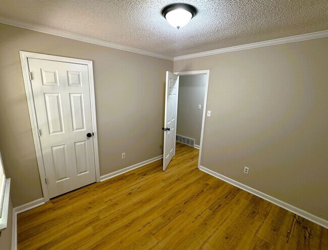 Building Photo - 2250 Lake Hill Ct