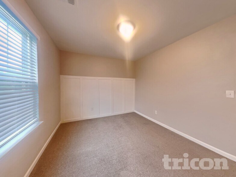 Building Photo - 1524 Hamilton Hills Dr