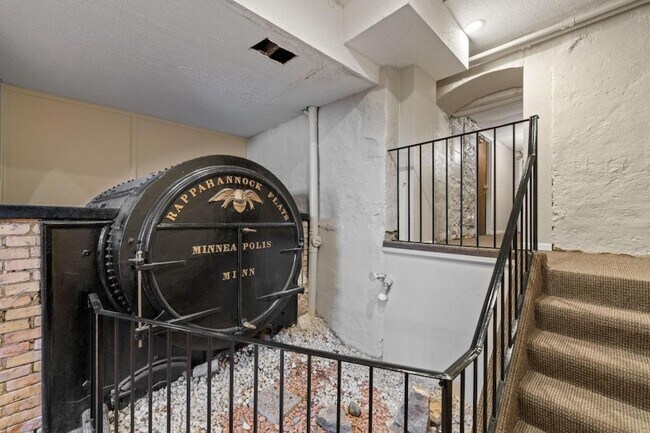 Building Photo - 609 S 9th St