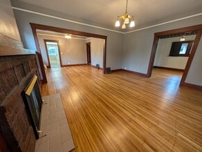 Building Photo - 4 Bedroom 2 Bath Pet-Friendly Normal Hill House