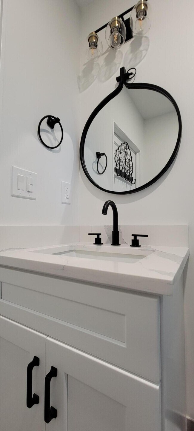 Building Photo - 717 Macy St