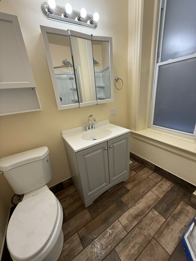 Building Photo - 4-BEDROOM DEPAUL UNIVERSITY APARTMENT – FIRST FLOOR