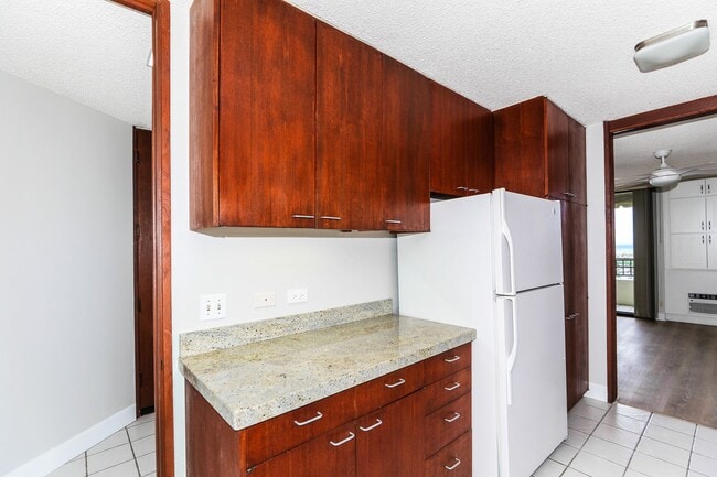 Building Photo - Naniwa Gardens - 1 bdrm/1 bath/1 covered p...