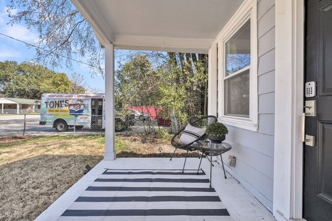 Building Photo - Charming Cottage with Modern Upgrades in Hanahan
