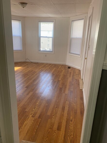 Living room - 8 E Kendall St
