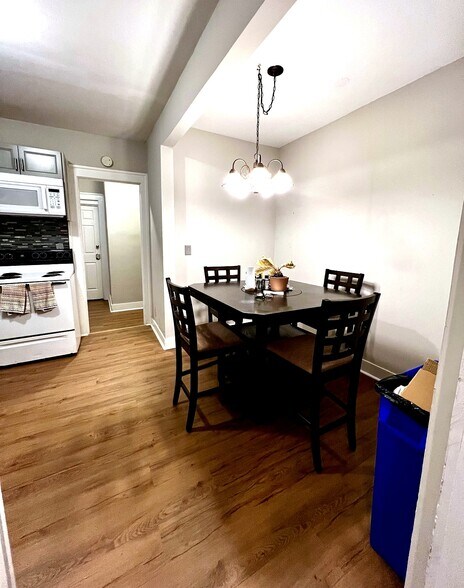 Kitchen (Eat In) - 2077 Cascade Rd SW