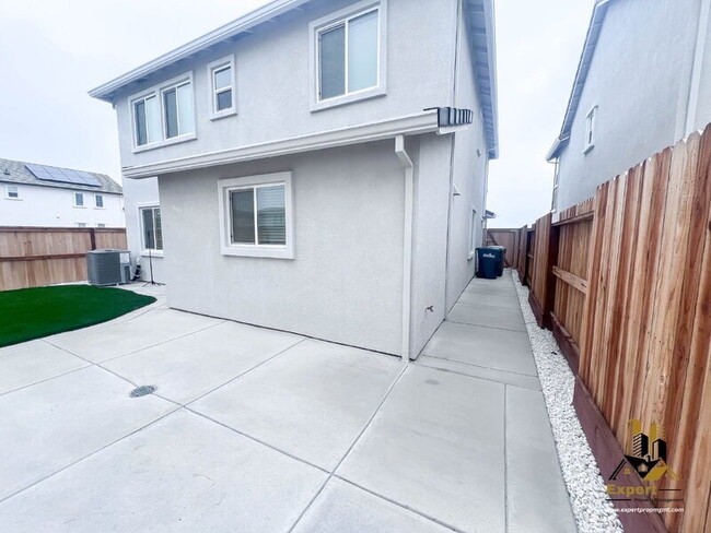 Building Photo - 2081 Blue Star Dr