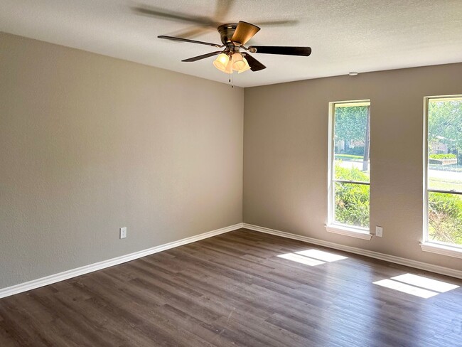 Building Photo - 3 Bedroom / 2 Bath / 2 Car Garage