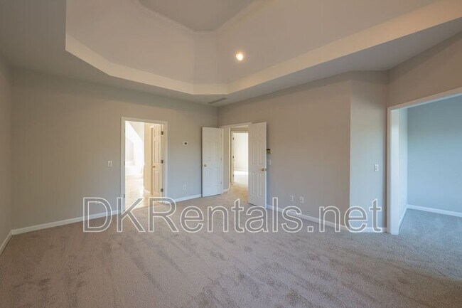 Building Photo - 841 Lakeglen Dr