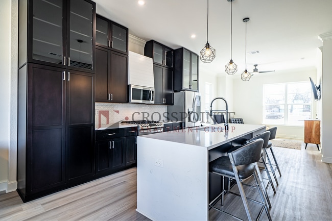 Building Photo - Luxury 3 bedroom, 3.5 Bath, 2 Car Garage Townhome- Fully Furnished!