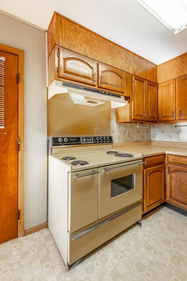 Building Photo - 2 bedroom, 1 bath unit in the heart of Eas...