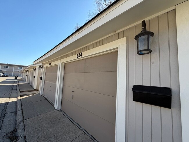 Building Photo - Welcome home to this beautifully maintained two-story townhome nestled on a quiet cul-de-sac in G...
