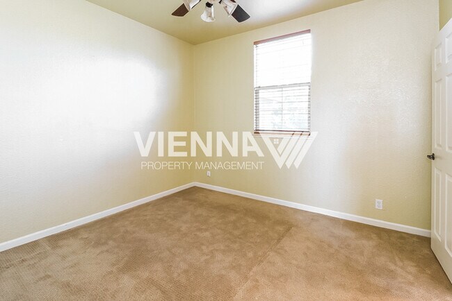 Building Photo - Beautifully Maintained Roseville Home with...