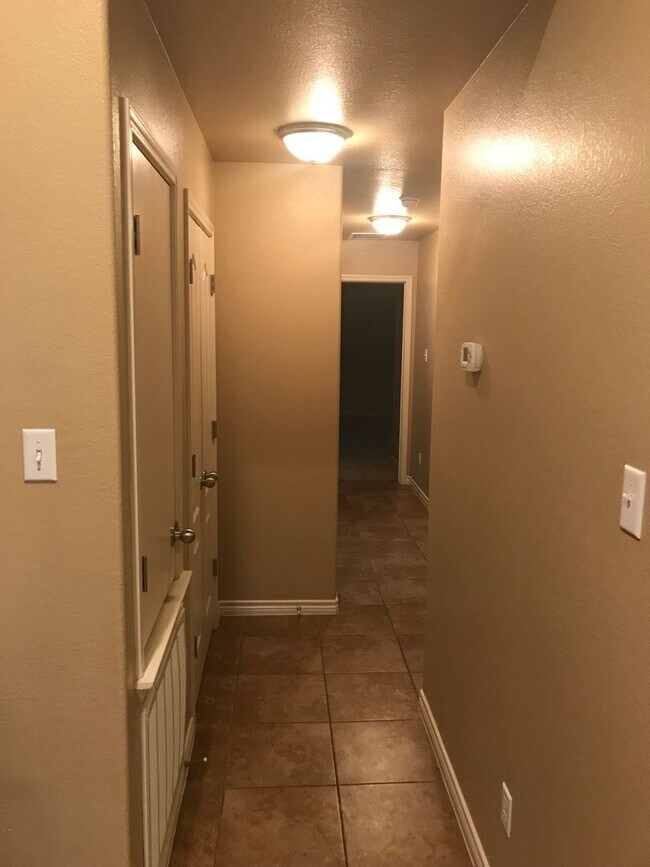 Building Photo - Beautiful 3bed/2bath Duplex near Clear Cre...