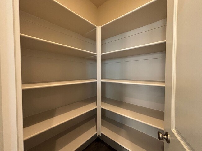 Building Photo - 4 BEDROOM SANDHOLLOW TOWNHOME FOR RENT!