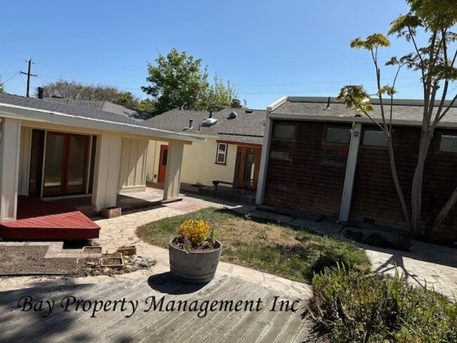 Building Photo - Charming 3 bedroom 2 bath home in South Sa...