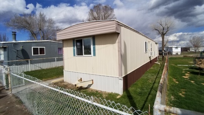 Building Photo - 3 Bed 1.5 Bath Fully Remodeled Mobile Home...