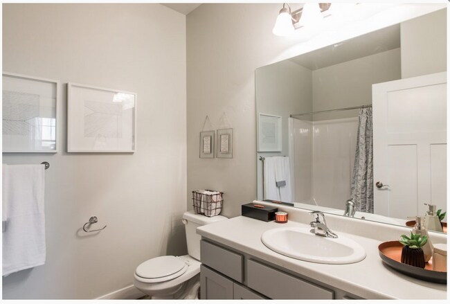 Building Photo - Beautiful 3 Bd, 2 Ba Condo with Garage Parking