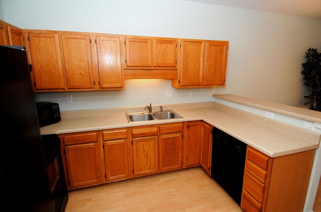 Building Photo - HEATHFIELD HALL- 3BD/2BA Townhome