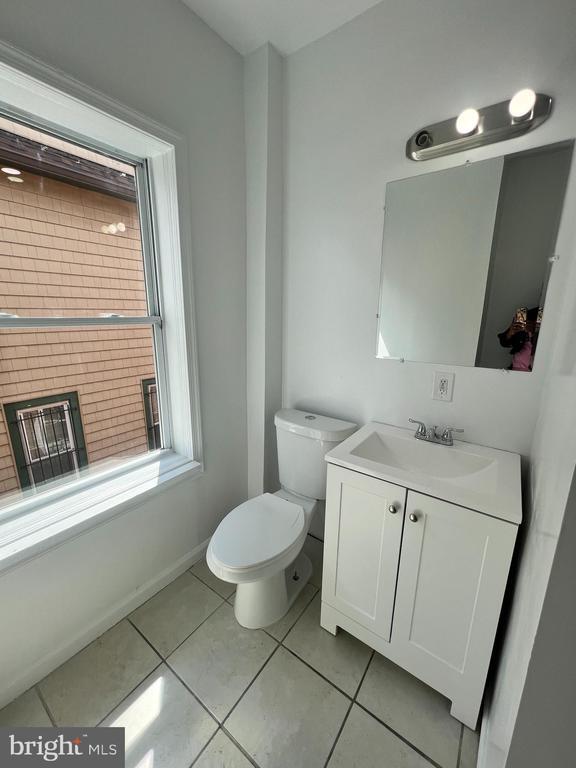 Building Photo - 323 Collins Ave