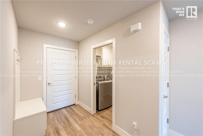 Building Photo - 533 Brinley St