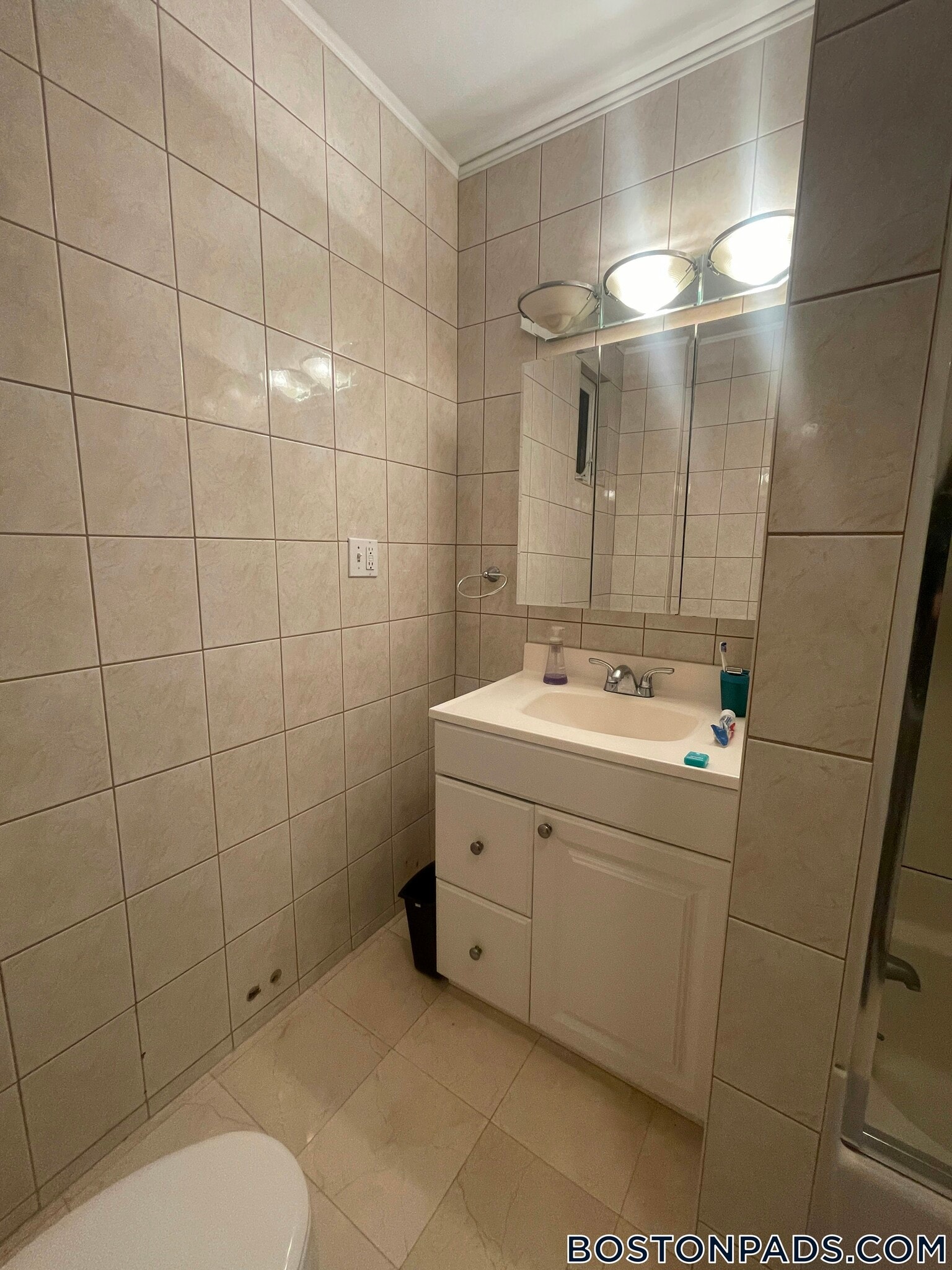 Building Photo - 1689 Beacon St