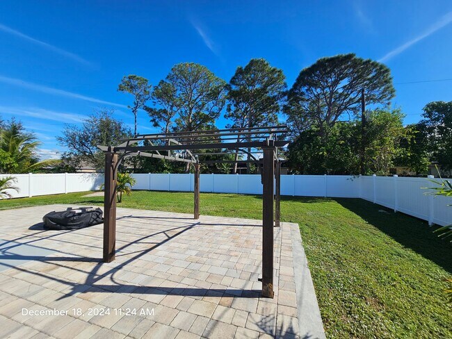 Building Photo - ** Beautiful 3/2 home featuring modern upgrades and a prime location!**