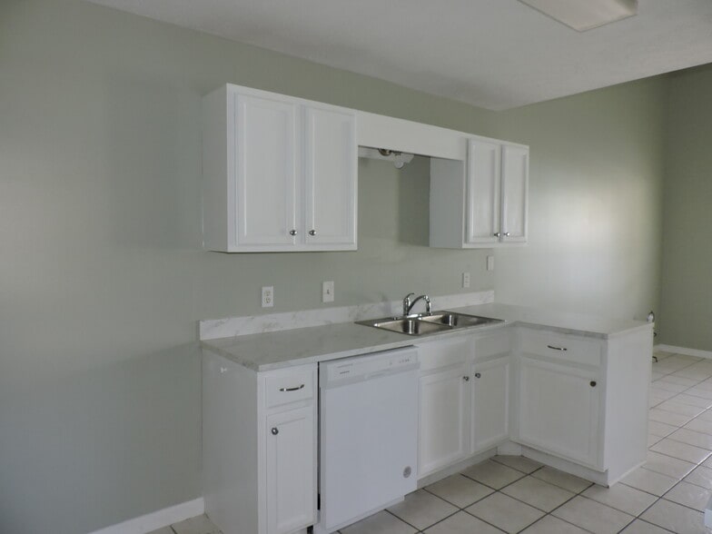 Building Photo - 5931 Pinetree Ave