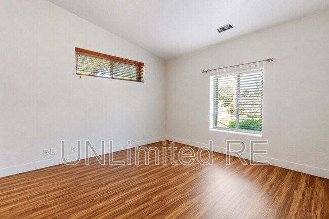 Building Photo - 1620 E Parada del Sol