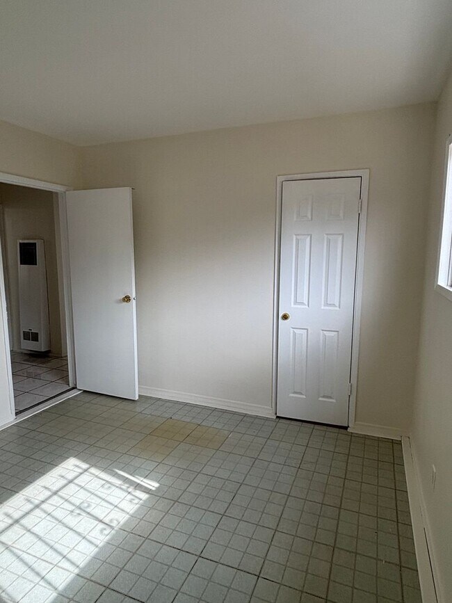 Building Photo - Spacious 3 bedroom available now!