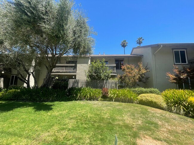 Building Photo - 1 Bedroom Condo Near Downtown WC