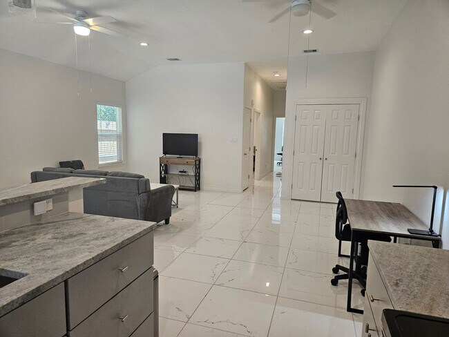 Building Photo - 702 5th St