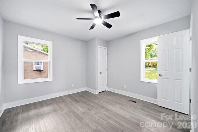 Building Photo - 553 Derrydowne Dr