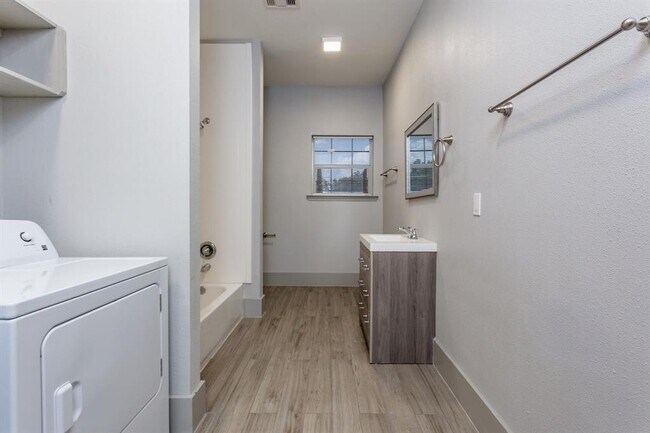 Building Photo - 215 N Milby St