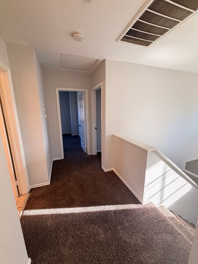 Building Photo - Spacious 3 bedroom w/ attached 2 Car Garage For Rent!