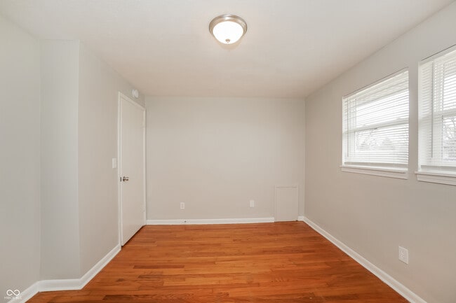 Building Photo - 460 W Ellen St