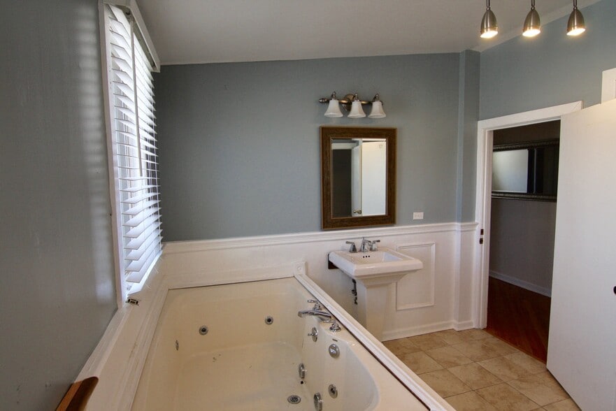 Building Photo - 1142 W Wolfram St