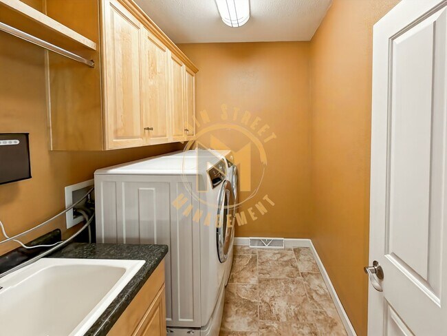 Building Photo - Executive Duplex: 3 Bed 3.5 Bath w/ 2 Stall Heated Garage